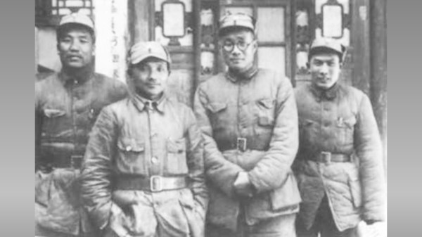 八路军129师领导人合影。左起李达、邓小平、刘伯承、蔡树藩