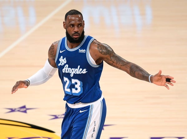 詹姆斯(LeBron James)洛杉磯湖人隊的勒布朗·詹姆斯＃23對一個籃子做出了反應，在2021年3月16日在加利福尼亞州洛杉磯的斯台普斯中心的137-121湖人隊擊敗明尼蘇達森林狼隊的比賽中。