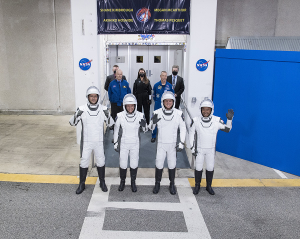 2021年4月23日，來自三個國家的四名宇航員在佛州肯尼迪航天中心向媒體揮手。