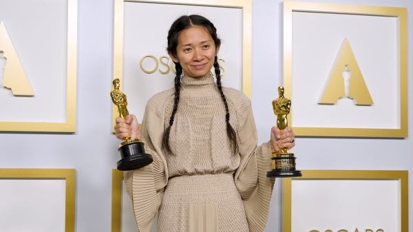 奧斯卡最佳導演和最佳影片獎得主趙婷，于2021年4月25日星期日在洛杉磯聯合車站的新聞發布室擺姿勢。