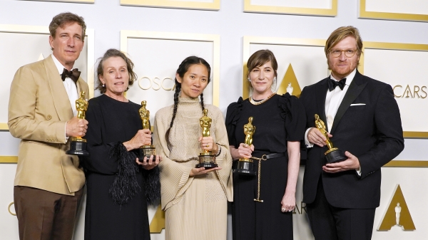 第93届奥斯卡颁奖典礼，（Nomadland）最佳影片的获奖者彼得・斯皮尔斯，弗朗西斯・麦克多曼德，克洛伊・赵，莫莉・艾舍和丹・詹维（Nomadland）在洛杉矶联合车站合影。