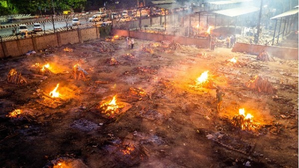 4月26日，印度民众在空旷地方焚烧染疫死亡者的尸体