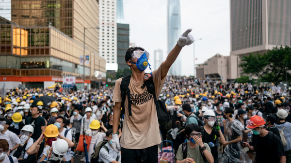 2019年6月12日，年輕人在立法會外示威，希望阻止逃犯條例二讀。