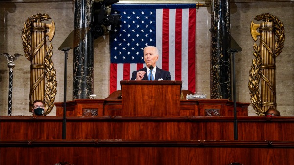 2021年4月28日，美国总统拜登首次在国会联席会议上发表演说。（图片来源：MELINA MARA/POOL/AFP via Getty Images）