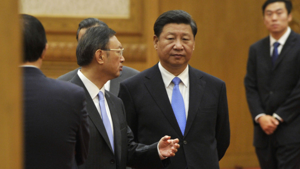 中共中央外事工作委员会办公室主任杨洁篪（左）与中共国家主席习近平。（图片来源：Parker Song - Pool/Getty Images）