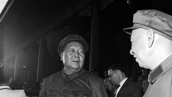 1966年9月15日，毛泽东与刘少奇在天安门城楼上交谈，此时二人之间已经出现裂痕。