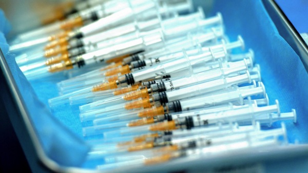 国产疫苗效果差，多方压力下，中国可能在7月前开始对德国BioNTech生物技术公司研制的疫苗开绿灯。