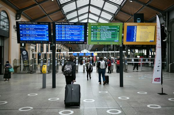 2021年4月3日，法國開始執行全國性部分鎖定措施，有少量乘客帶著行李在巴黎的Saint-Lazare火車站等車。