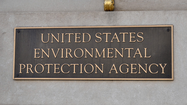 美国国家环境保护署（EPA）周三（4月7日）采取了一项罕见的举动，其将数十名科学顾问全部解雇，以期重新组建专家组。那些被解雇的成员是被川普（特朗普）（Trump）政府任命的包含各种行业代表在内的科学菁英。美国众议院监督委员会的顶级共和党人谴责拜登（Biden）内阁将向EPA提供建议的所有成员清除的行径，抨击拜登政府在用“政治石蕊”测试科学家，将科学小组政治化。