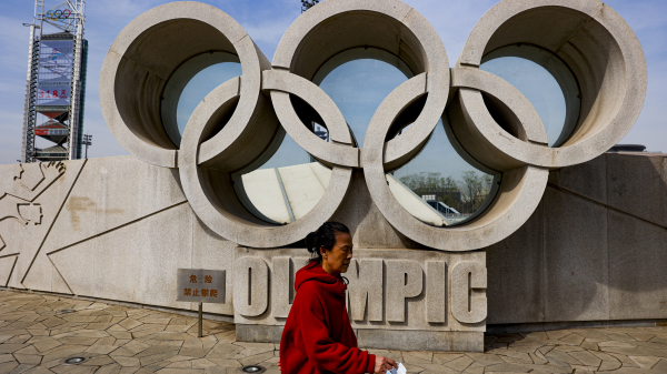一名女子經過北京奧林匹克公園。