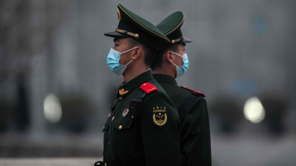 3月5日，中共两会开幕前守在北京大会堂附近的武警。