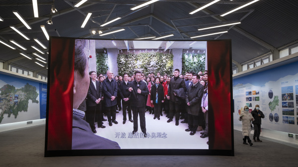 2021年2月5日，在位于北京延庆的冬奥会展馆中，一个大屏幕显示习近平正在就冬奥会作出指示。（图片来源：Kevin FrayerGetty Images）