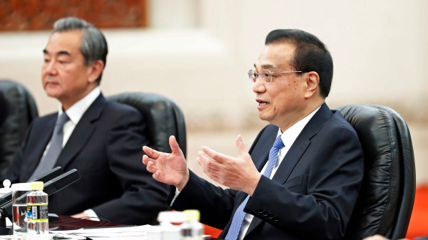 中国总理李克强召开国务院常务会议商议对策。