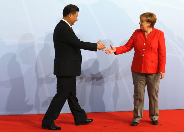 习近平与德国总理默克尔握手