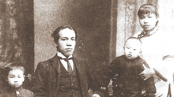 梁啟超與長子梁思成（左一）、三子梁思忠（右二）、長女梁思順（右一），1905年攝於東京