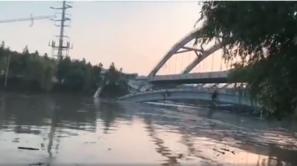 5月8日下午5点多，杭绍台高速城区段在建桥梁突然发生垮塌事故（图片来源：视频截图）