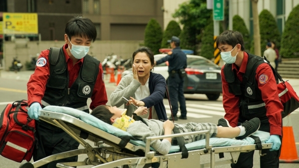 演員徐麗雯（中）在戲劇「火神的眼淚」飾演「疲勞轟炸」的刁民媽媽，要求駕駛救護車時開快車、闖紅燈，因此導致車禍發生。