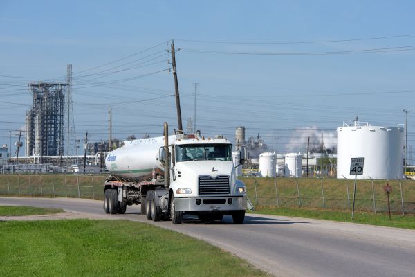 圖為2020年4月21日，德克薩斯州休斯頓Phillip 66煉油廠外一輛油罐車駛過。（圖片來源：Mark Felix / AFP via Getty Images）