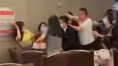 母亲节激战片疯传：扯发泼热水铁壶狂砸(视频图)