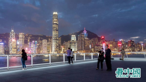 在香港尖沙咀对望香港岛夜景