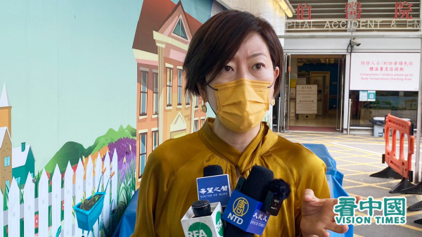 5月11日中午，香港《大紀元時報》記者梁珍在住所樓下遭到兇徒以棍棒襲擊，在醫院外向傳媒講述經過。（圖片來源：李晴/看中國）