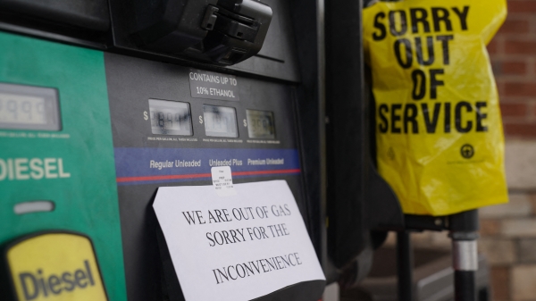 美國的一處加油站貼出無油告示