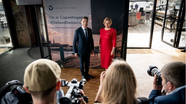 2021年5月10日，丹麦前首相拉斯穆森与查普托娃当选斯洛伐克总统在哥本哈根民主峰会前合影。 （图片来源：MADS CLAUS RASMUSSEN/Ritzau Scanpix/AFP via Getty Images）