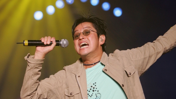 谭咏麟在2005年7月30日在中国四川省中央电视台的节目《同一首歌》中演出。
