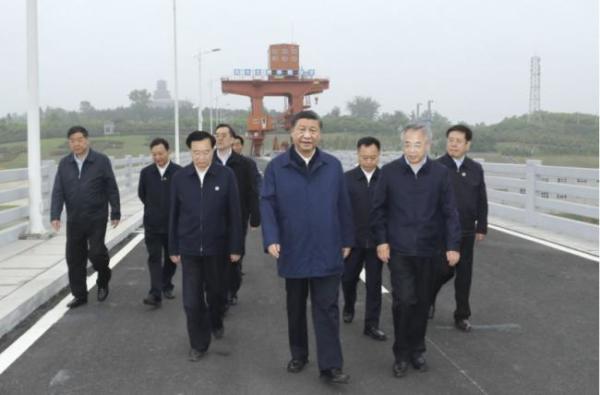 2021年5月13日下午，胡春華（右）陪同習近平到河南淅川縣，乘船考察丹江口水庫。