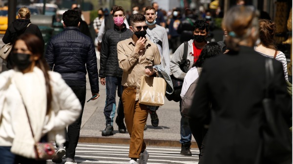 2021年4月10日，人們帶著口罩走在美國紐約市的街頭。（圖片來源：John Lamparski/Getty Images)