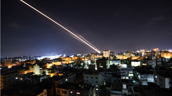 2021年5月15日，哈马斯从加沙向以色列持续发射火箭弹。（图片来源：MAHMUD HAMS/AFP via Getty Images