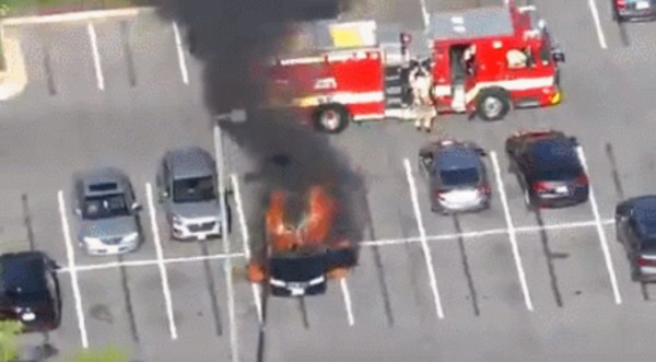 車起火焚燒