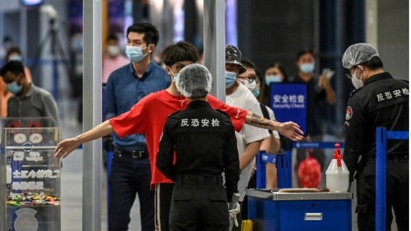 乘客在上海機場排隊安檢