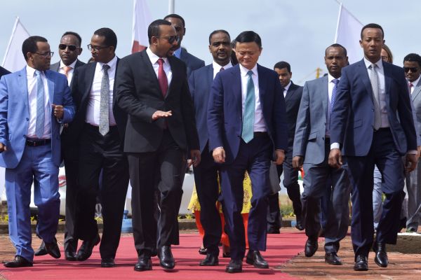 2019年11月25日，埃塞俄比亚总理阿比·艾哈迈德（左）和中国阿里巴巴集团的联合创始人马云出席仪式，签署备忘录，建立电子世界贸易平台。