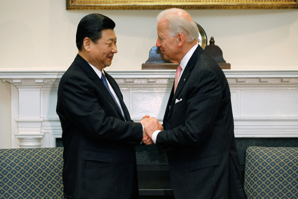 图为2012年2月时，时任美国副总统拜登和时任中国副主席习近平在白宫会面。 