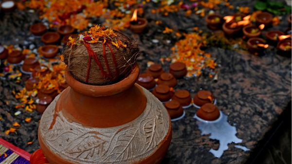 5月15日，印度新德里一家火葬场进行火葬仪式。