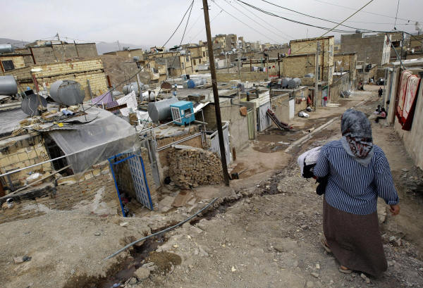2008年3月11日，一名伊朗妇女在德黑兰西南郊一个贫困社区中行走。