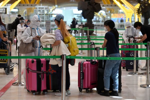 中国乘客在北京机场等待CHECK IN