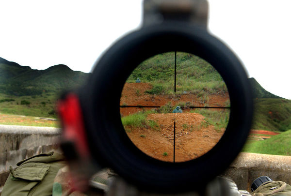 美海军陆战队狙击手使用狙击步枪瞄准镜可确保狙击手可以清晰地瞄准目标
