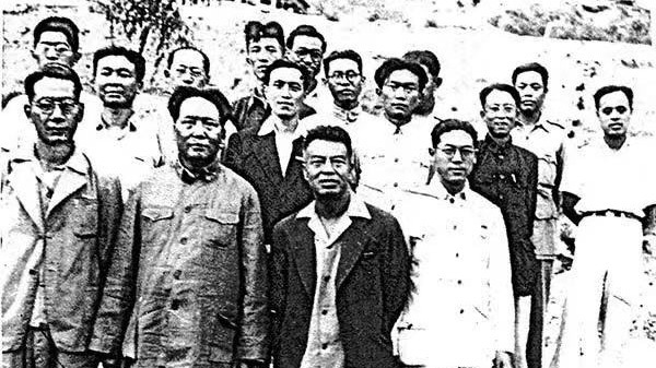 魏景蒙（前排右二）1943以中央社記者身份訪延安會見毛澤東（前排右三）