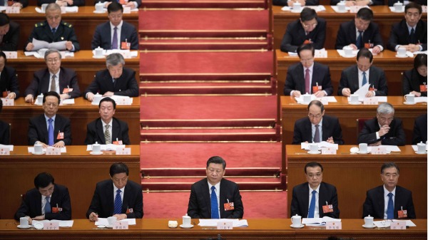 2018年3月13日，习近平（中）出席中共全国人大会议。