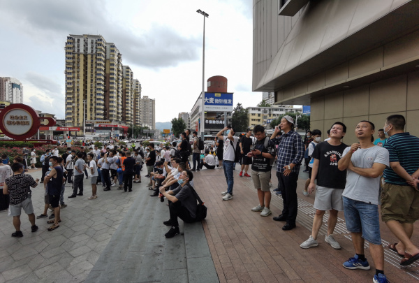 人們站在深圳300米高的賽格廣場附近觀看