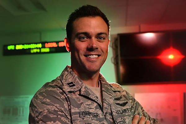 美国太空军中校指挥官马修．洛梅耶（Matthew Lohmeier），他是前空军飞行员。