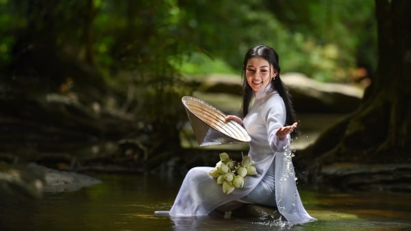 坐在溪水边的越南女子