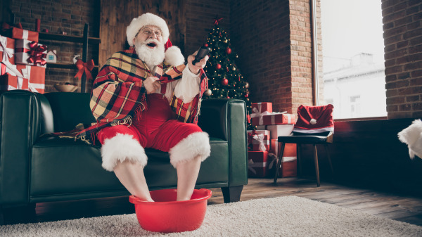 耶誕老人坐在客廳泡腳