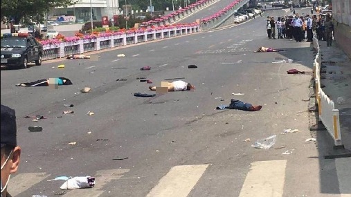 5月22日中午,大連勞動公園北門發生一起車禍,圖為車禍現場，極為慘烈（圖片來源：微博）