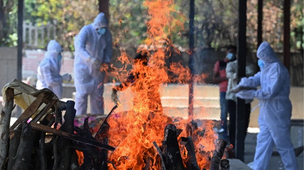 5月24日，印度境內累積死亡患者人數已經突破30萬人。圖為印度新德里一家火葬場進行火葬儀式。