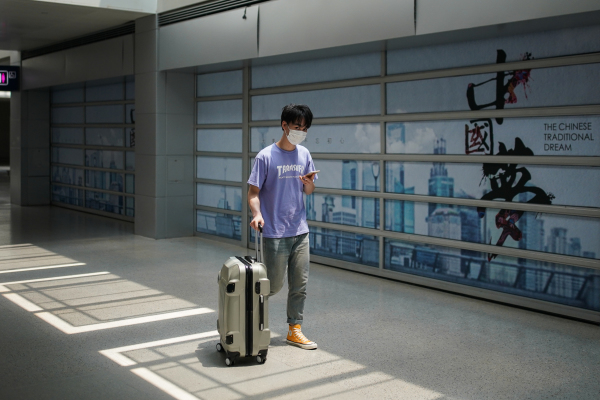 一名男子走出上海机场