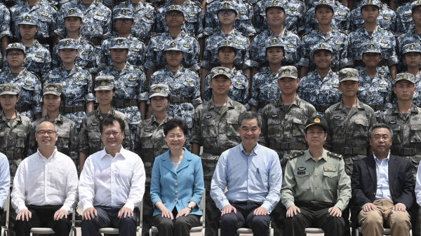 特首林郑月娥与前特首梁振英出席香港大学生军事体验营活动。（图片来源：香港政府新闻处）