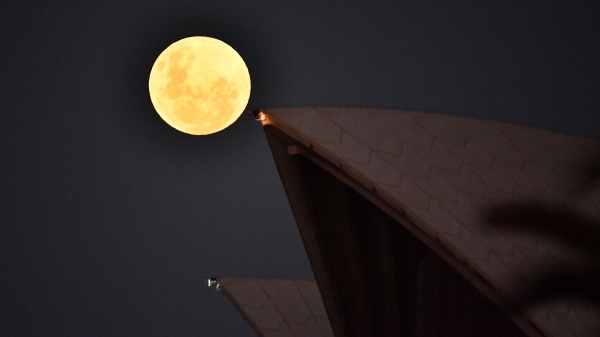 月球在整个月蚀之前于2021年5月26日在悉尼歌剧院升起